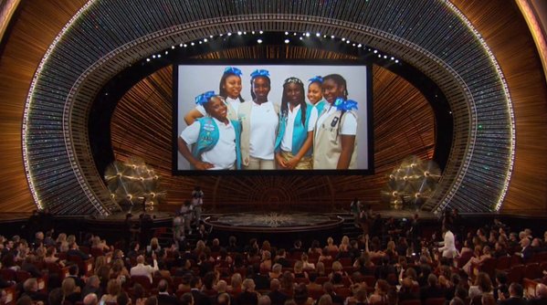 Chris Rock Sells Girl Scout Cookies At Oscars!